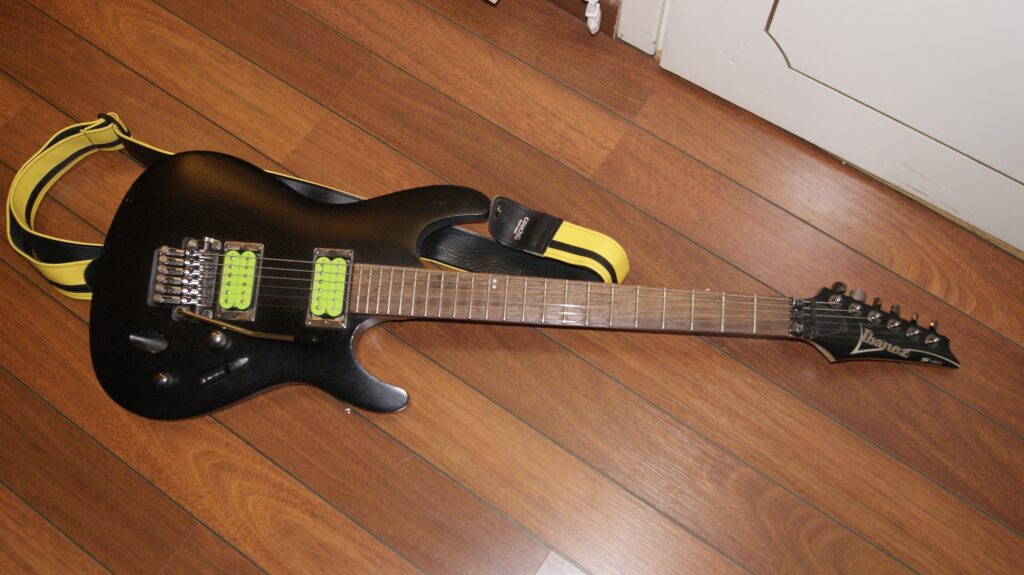 Ibanez S320 gitar, svart