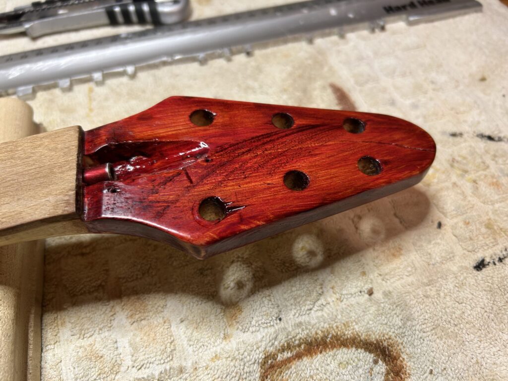 Headstock med vannslipt klarlakk